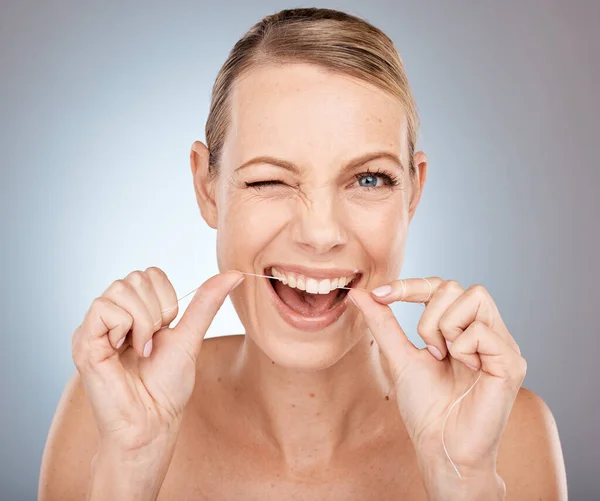 Sorriso Piscadela Mulher Dentes Fio Dental Rotina Atendimento Odontológico Manhã — Fotografia de Stock