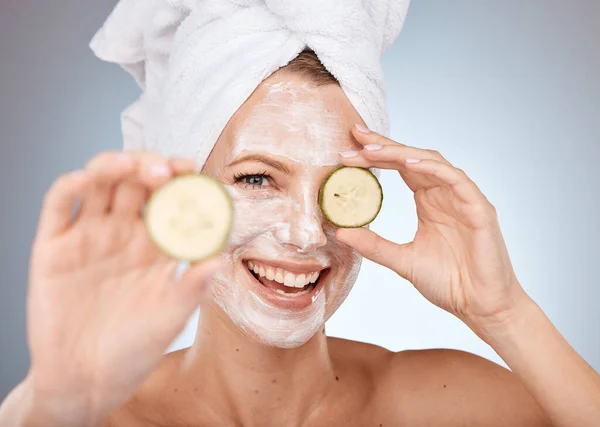 Máscara Facial Pepino Sonrisa Para Bienestar Belleza Del Cuidado Piel —  Fotos de Stock