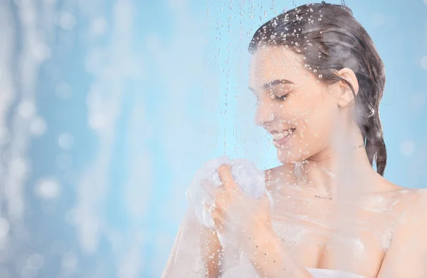 여자들은 스펀지 스펀지 위생법하고 건강하며 스튜디오 행복하다 화장품 돌보기 비누로 — 스톡 사진