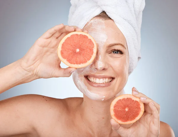 カナダの医療健康 有機皮膚科やビーガン顔のスタジオの背景に女性 顔のマスクやグレープフルーツのスキンケア 柑橘系の果物の顔製品と肖像画 笑顔や幸せな美しさモデル — ストック写真