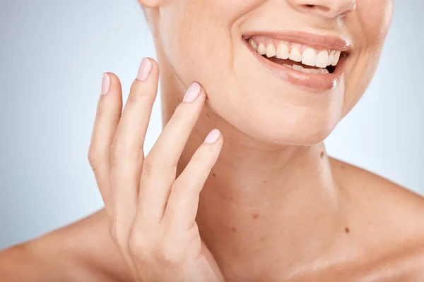 Skincare Kecantikan Dan Penutup Mulut Wanita Dengan Senyum Wajah Perawatan — Stok Foto