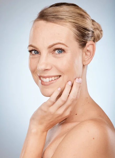 Piękno Pielęgnacja Skóry Kobieta Ręką Twarzy Dla Naturalnych Kosmetyków Zdrowej — Zdjęcie stockowe