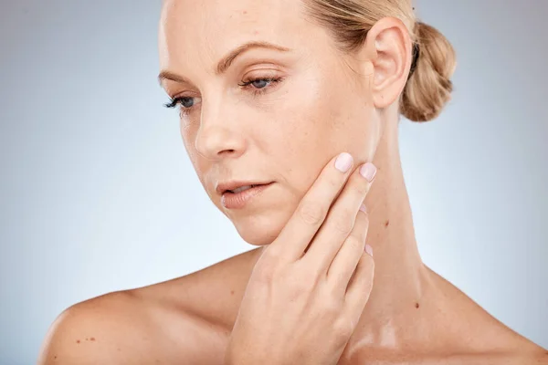 Skincare Masalah Dermatologi Dan Wanita Berpikir Tentang Keindahan Kosmetik Dan — Stok Foto