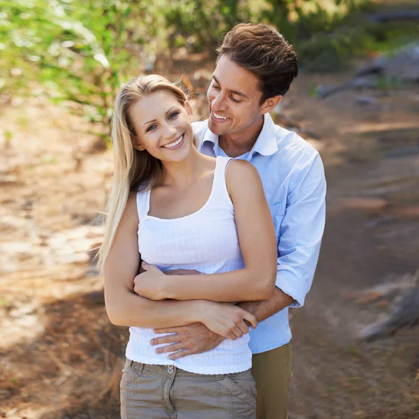 这种关系是为长久而建立的 一对年轻夫妇拥抱在美丽的自然景观中 — 图库照片