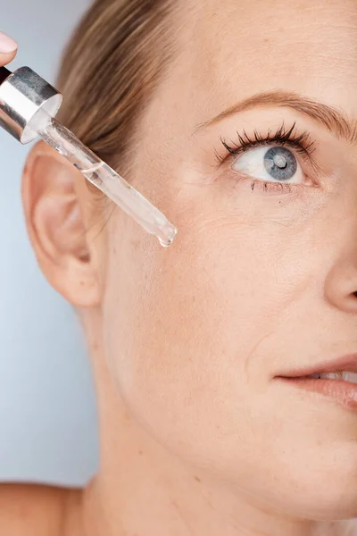 Face Skincare Serum Model Woman Studio Gray Background Promote Cosmetic — Stock Photo, Image