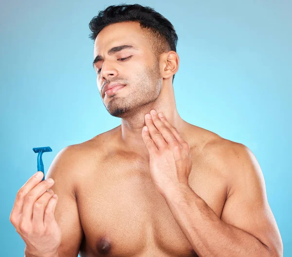 Skincare Shaving Man Razor Studio Blue Background Wellness Beauty Self — Stock Photo, Image