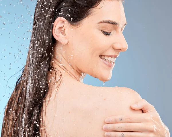Wasser Körperdusche Und Glückliche Frau Auf Studioblauem Hintergrund Für Gesunde — Stockfoto