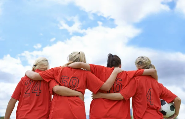 試合のためにサイコー 女の子サッカーチームが肩を並べて野に向かっている — ストック写真