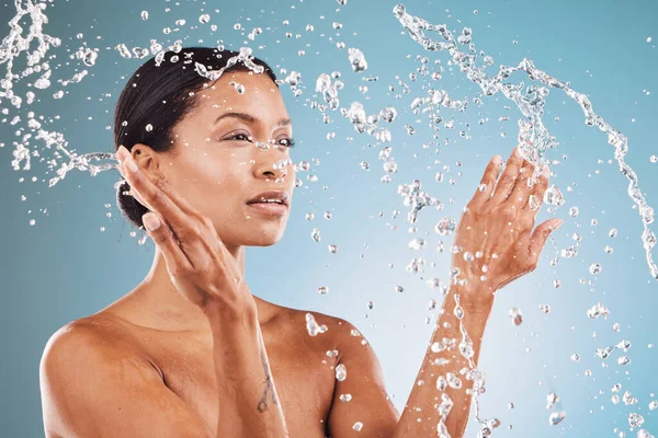 Schönheit Hautpflege Und Schwarze Frau Mit Spritzwasser Für Reinigung Hygiene — Stockfoto