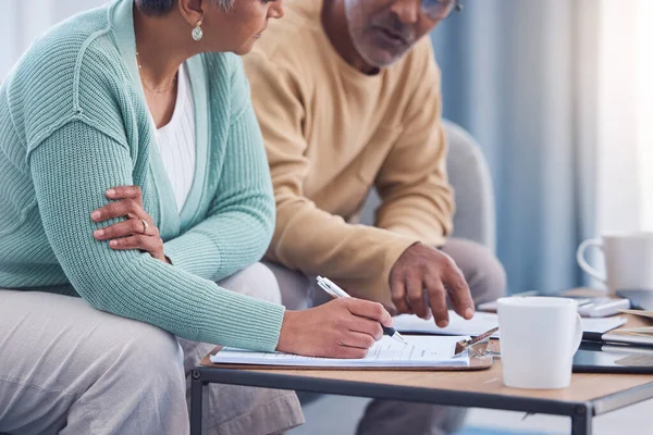 Oudere Echtparen Documenten Ondertekenen Contract Voor Levensverzekering Hypotheek Discussie Handtekening — Stockfoto