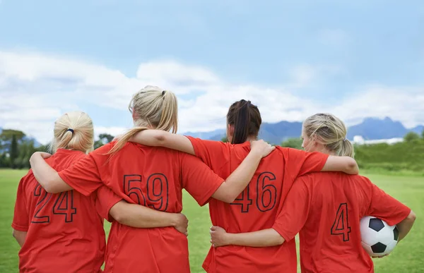 Έτοιμοι Βάλουμε Στο Γήπεδο Μια Ποδοσφαιρική Ομάδα Κοριτσιών Στέκεται Χέρια — Φωτογραφία Αρχείου