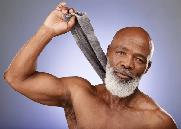 Duş Temizlik Yaşlı Siyahi Adam Tımar Hijyen Vücut Sağlığı Stüdyoda — Stok fotoğraf