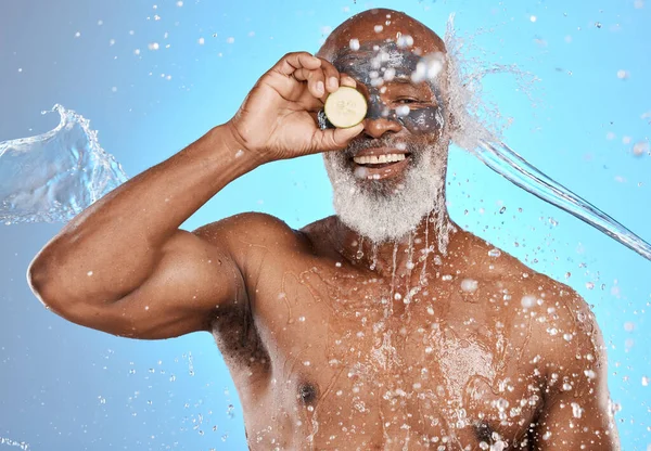 Hautpflege Holzkohle Gesichtsmaske Und Schwarzer Mann Mit Organischen Gesichtszügen Wellness — Stockfoto