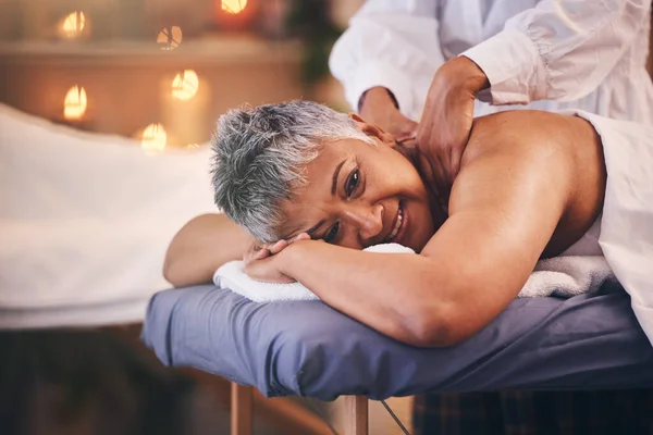 Spa Masaż Starsza Kobieta Stole Dłońmi Terapeuty Plecach Dla Szczęścia — Zdjęcie stockowe