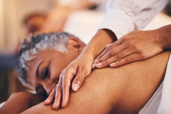 Starsza Kobieta Masaż Rąk Ciała Spa Wellness Luksusowa Terapia Zen — Zdjęcie stockowe