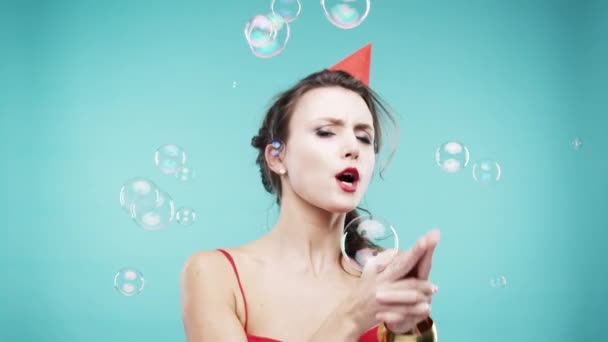 Parti Baloncuk Parmak Tabancası Stüdyoda Yeni Yıl Kutlamaları Için Mavi — Stok video