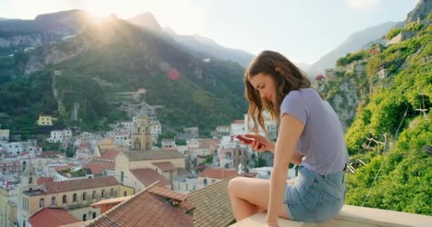 Rooftop Telefon Und Frau Entspannen Sich Während Sie Sms Schreiben — Stockvideo