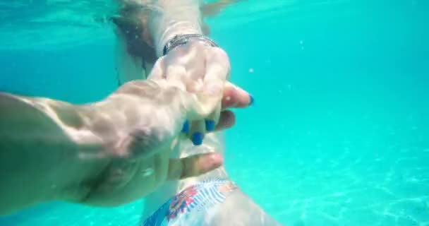 Paar Händchen Haltend Und Blauen Pool Wasser Oder Meer Schwimmend — Stockvideo