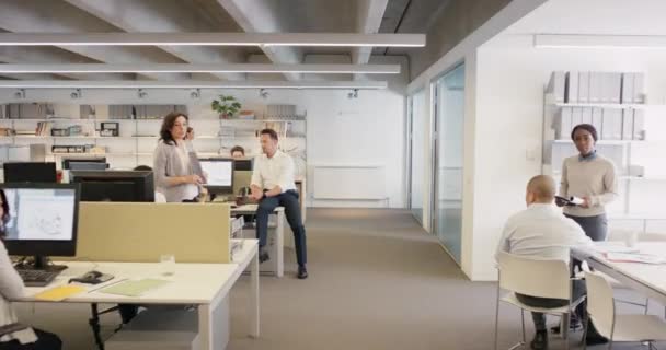 Gelosi Invidiosi Uomini Affari Che Camminano Ufficio Guardano Lavoratore Con — Video Stock