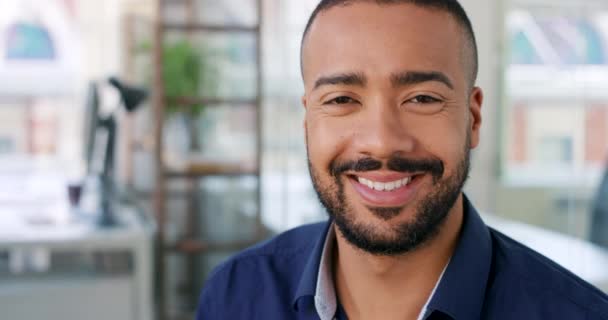 Zwarte Man Glimlach Gezicht Startup Office Werkruimte Vertrouwen Voor Succes — Stockvideo