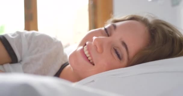 Sypialnia Obudź Się Portret Szczęśliwej Kobiety Nieśmiały Podglądać Kocem Dzień — Wideo stockowe