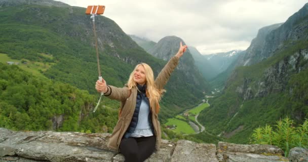 Rejser Selfie Kvinde Slappe Naturen Glad Smile Mens Nyder Frihed – Stock-video