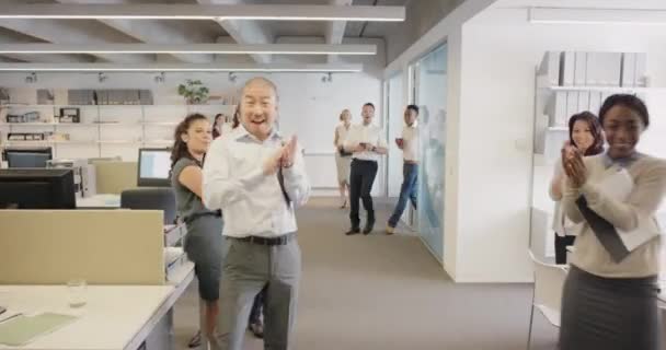 Adamları Ofis Alkış Başarısı Için Işe Geri Döndüğün Için Hoş — Stok video