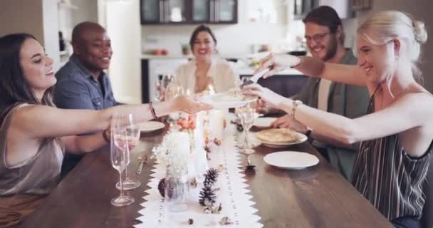 圣诞节 派对和朋友们在一个快乐的庆祝活动中吃着蛋糕 食物或甜点 在家里的餐厅里放松一下 举办特别节日或社交活动的人的微笑 馅饼或女人 — 图库视频影像
