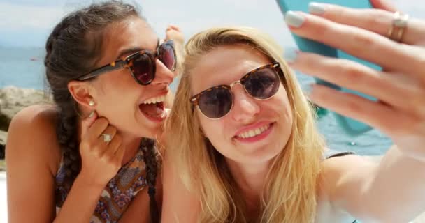 Жінки Друзі Селфі Пляжі Сонцезахисні Окуляри Лежать Разом Сонячного Сяйва — стокове відео