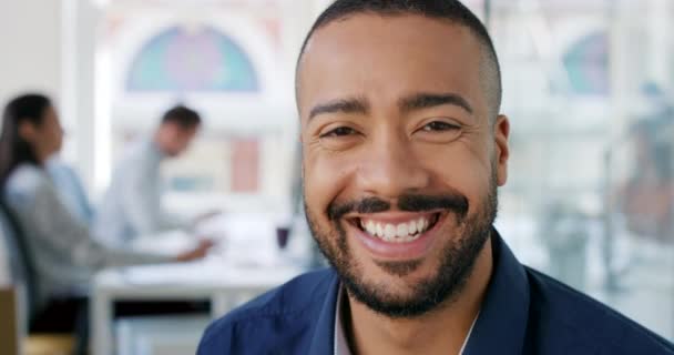 Face Genç Işadamı Ofisin Gülümsemesi Liderliği Kendine Güveni Başlangıç Şirketi — Stok video