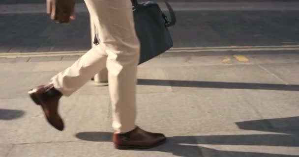シティストリートでのキャリアの旅 炭素フットプリントと革の足のファッションのために歩くのビジネスマンの旅行 バッグや靴 都市道路上の企業の従業員や起業家の足 足や歩道 — ストック動画