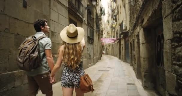Paar Toeristische Hand Hand Lopen Straat Voor Reizen Vakantie Avontuur — Stockvideo