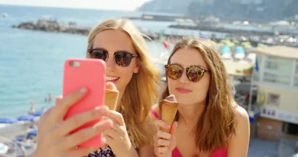 Przyjaciele Telefon Selfie Lodami Szczęśliwy Humor Podczas Robienia Zdjęć Podróż — Wideo stockowe