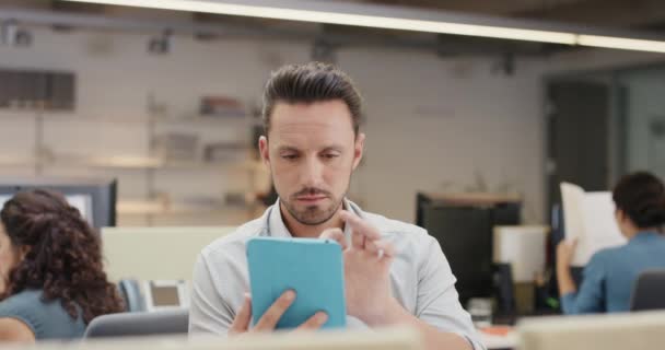 Επιχειρηματίας Tablet Ψηφιακή Και Εργάζονται Στο Γραφείο Την Τεχνολογία Την — Αρχείο Βίντεο