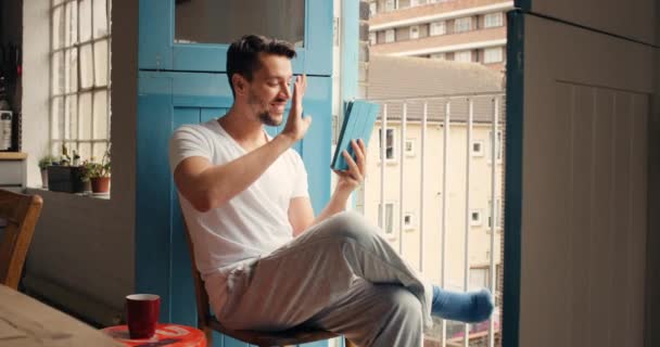 Tablet Video Hívás Ember Otthon Vagy Egyesült Államokban Lakás Globális — Stock videók