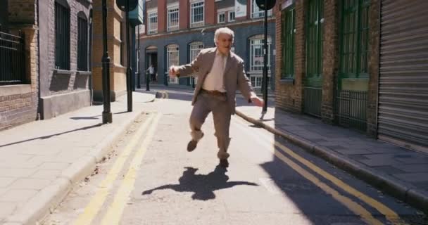 Grappig Dans Senior Man Stad Straat Plezier Hebben Energie Vrijheid — Stockvideo