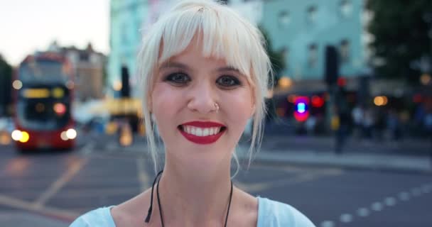 Cestování Šťastný Portrét Ženy Městě Městské Prázdniny Štěstí Londýně Dopravní — Stock video