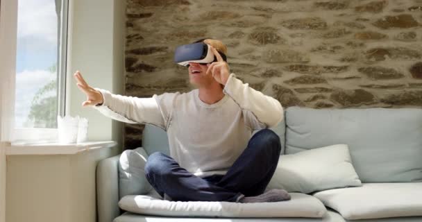 Virtuell Verklighet Glasögon Och Man Soffan Med Spelanvändarupplevelse Cybervision Och — Stockvideo