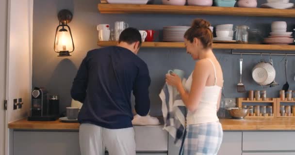 Casa Limpeza Casal Uma Cozinha Com Música Para Lavar Pratos — Vídeo de Stock
