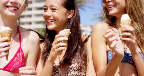 冰激凌和一个女人团体的朋友在外面度假时一起玩乐 冰淇淋 和一个年轻的女性和朋友一起旅行 享受阳光和新鲜空气 — 图库视频影像