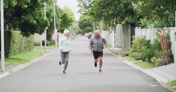老年夫妇以及为了健康 健康和锻炼一起在邻居家跑步 有氧运动和老年人参加为参加比赛 马拉松或竞赛而进行的退休训练 — 图库视频影像