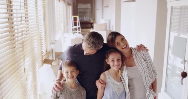 Onnellinen Perhekuva Muutto Uuteen Kotiin Onnellinen Hymy Uudessa Talossa Äiti — kuvapankkivideo