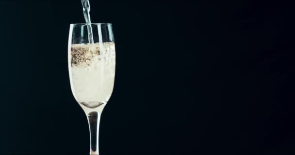 盛满酒杯 气泡或泡沫的香槟 用于聚会 庆祝或模拟活动 奢侈的酒 闪耀的酒和黄金酒 饮料或饮料在玻璃器皿中飞溅 以备节庆之用 — 图库视频影像