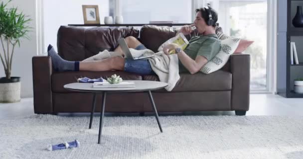 Homem Fones Ouvido Relaxar Com Laptop Sofá Sala Estar Para — Vídeo de Stock