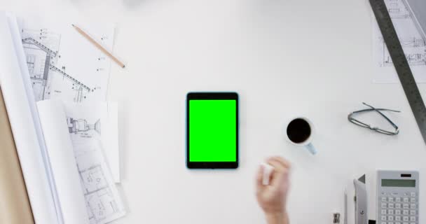 Architekt Hand Und Tablet Mit Green Screen Attrappe Oben Für — Stockvideo