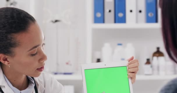 平板绿屏和咨询病人的医疗保健测试结果 美容美发 医学专业及女性使用数码触摸屏彩色按键 与女性交谈 并向其提供建议 — 图库视频影像