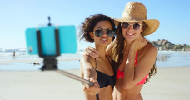 Selfie Stick Przyjaciele Kobiety Plaży Bikini Lecie Wakacjach Dziewczyna Uśmiech — Wideo stockowe