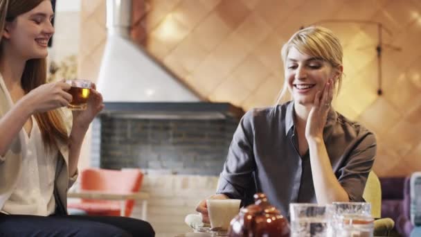Bere Caffè Amici Con Una Donna Affari Collega Seduti Insieme — Video Stock