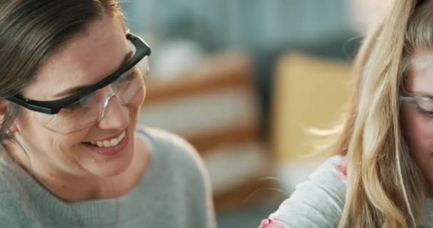 Famiglia Educazione Scienza Madre Figli Che Fanno Esperimenti Casa Crescita — Video Stock