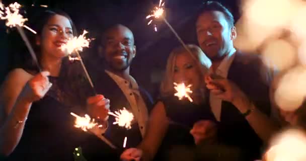 Festa Sparkler Amigos Dançam Uma Celebração Noturna Ano Novo Feliz — Vídeo de Stock